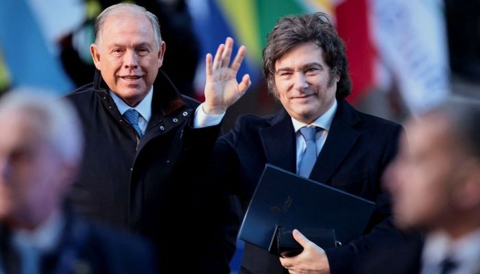 2025-10-22t173122z_1_lynxmpel9l0ye_rtroptp_4_argentina-ministro-renuncia.jpg