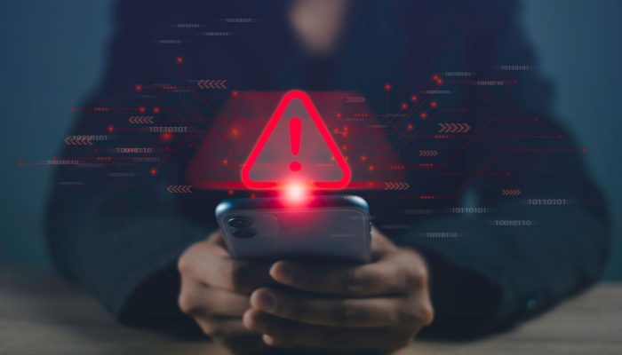 Destaque-Spyware-em-celular-scaled.jpg
