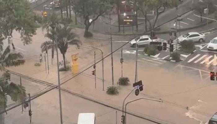 alagamento-no-cruzamento-das-avenidas-Tiradentes-com-Paulo-Faccini.jpg