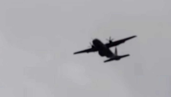 aviao-de-grande-porte-surpreende-ao-sobrevoar-baixo-na-orla-de-praia.jpg