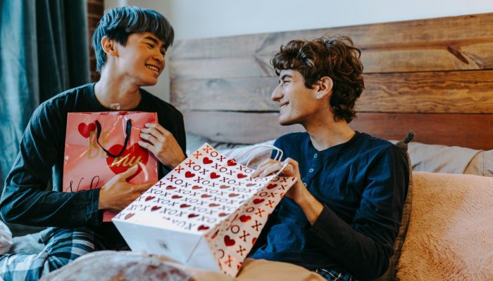 casal-gay-presente-dia-namorados-e1749594160125.jpg