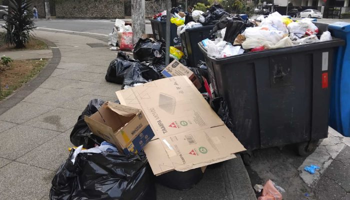 coleta-de-lixo-parcial-ja-causa-problemas-nas-ruas-da-baixada.jpg