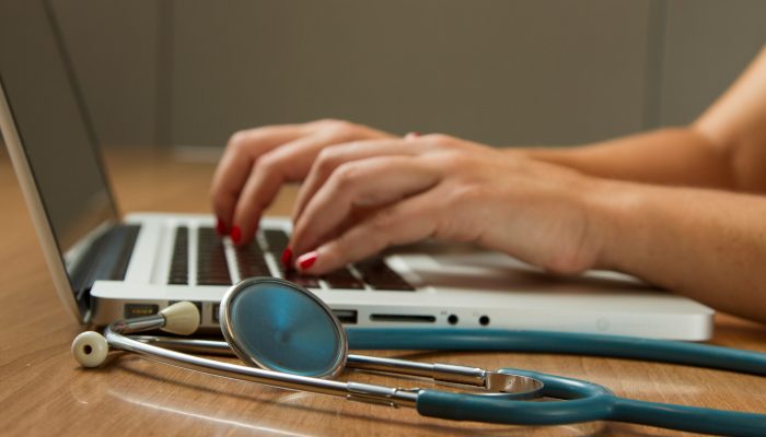 como-gestores-de-saude-devem-negociar-contratos-com-operadoras.jpg
