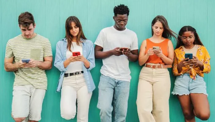 juventude-tecnolohia-celular-jovens-AdobeStock_565567713.webp.webp