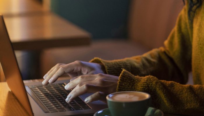 mulher-de-lado-trabalhando-em-seu-laptop-em-uma-cafeteria.jpg