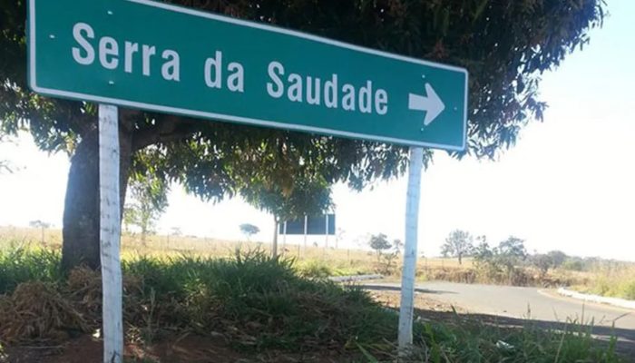 placa-indica-a-entrada-de-serra-da-saudade-no-centro-oeste-de-minas.jpg